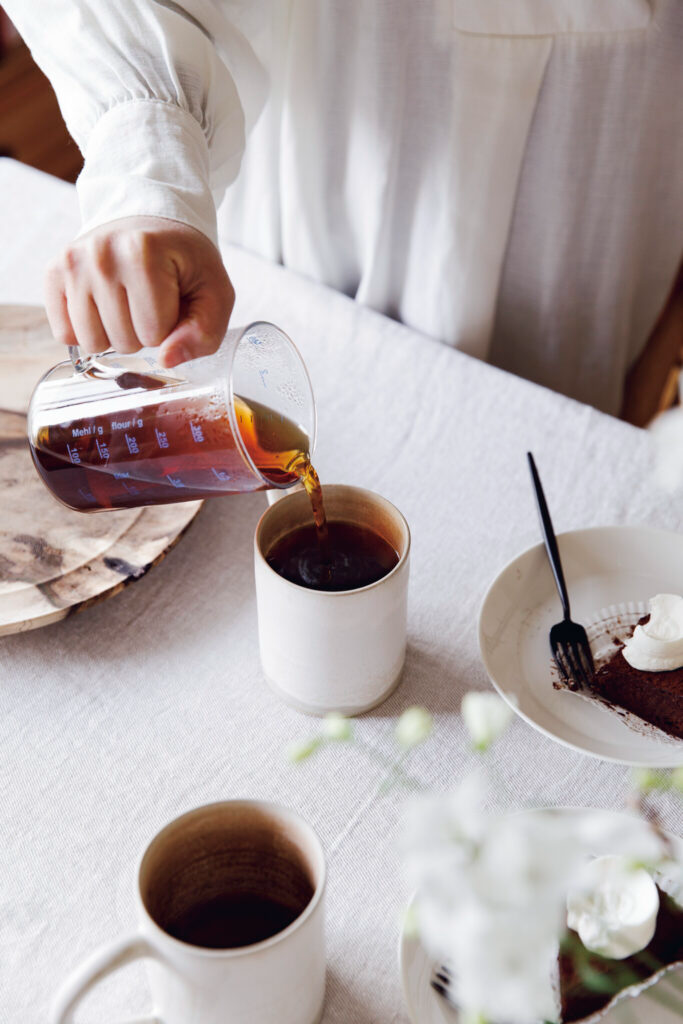 後味をすっきりさせてくれるから、ガトーショコラにはコーヒーを。コーヒーサーバーは〈イエナ・グラス〉のビーカーを愛用。〈クリスチャンヌ・ペロション〉のカップ、〈クチポール〉のフォークなど、洗練された世界観が好み。