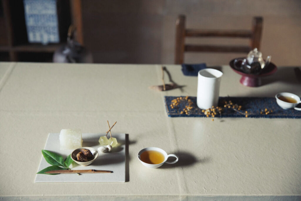 天氣晴時，一起在京都鴨川畔品茗吧！走進水岸茶館「池半」，引領細品具